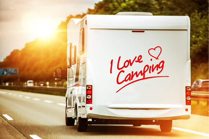 Wohnmobil mit I Love Camping auf dem Heck