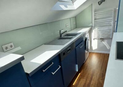 Sogar eine Waschmaschine ist in der Küche der Ferienwohnung Haus Wohlfühlen in Ascheberg vorhanden.