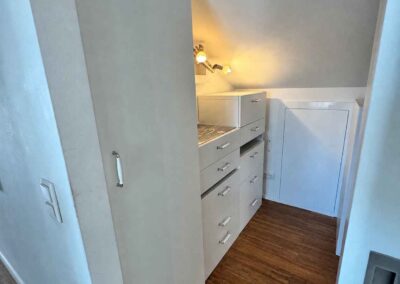 Schubladenschränke und ein Hochschrank in der Ferienwohnung des Haus Wohlfühlen in Ascheberg