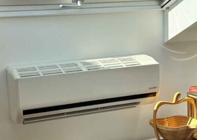 Detailansicht der modernen Split-Klimaanlage in der Ferienwohnung. Damit auch im Hochsommer ein tolles, kühles Klima herrscht. Darüber das Dachfenster mit Verdunklungsmöglichkeit.