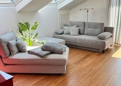 Genügend Platz zum Relaxen mit 2-Sitzer Couch, Chaiselonge und Sessel, grau gepolstert in der Ferienwohnung Haus Wohlfühlen in Ascheberg.