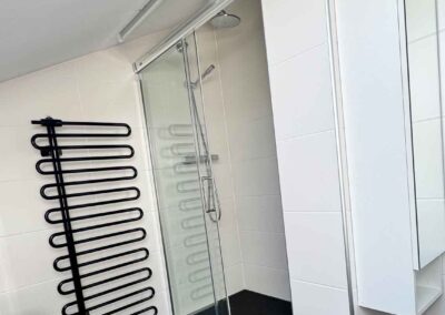 Die begehbare Dusche in der Ferienwohnung Haus Wohlfühlen in Ascheberg ist geräumig mit Schiebetür aus glas. Der beheizbare Handtuchhalter ist direkt in der Nähe.